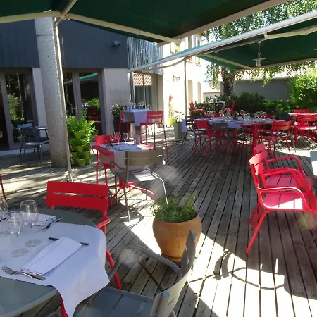 Hotel Logis De La Tour 3*
